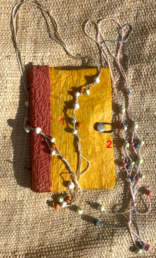 Colliers. Perles faïence artisanales