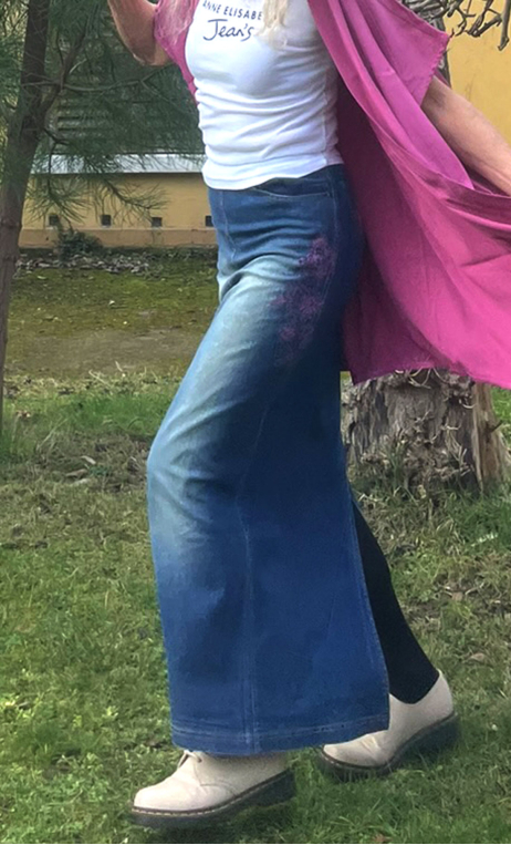 Jupe Broadway. Denim brodé Guirlande fleur rose. Fente dos, bohême