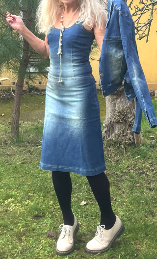 Robe Denim. Sérigraphie or, bretelles, droite, ajustée