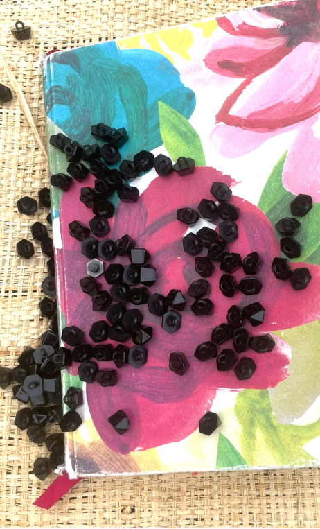 Boutons berlingot noir. Petits à queue, polyester, décoration mercerie