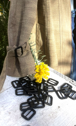 Boucle cuir noir. Petite, rectangulaire, sans ardillon, mercerie