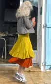 Jupe Les Espadrilles. Atlantide curry, long volantée, tissu à mémoire