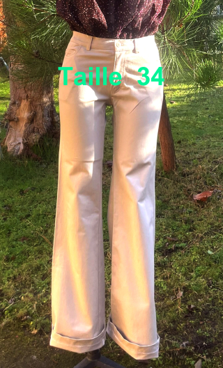 Pantalon Saxo. Mastic et top. Jean 5-poches, coton stretch, droit