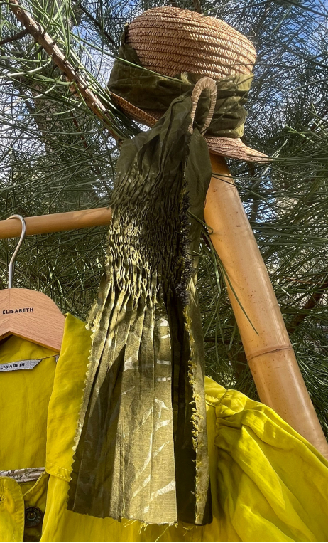 Coup de cadre. Rosace kaki. Textile, mercerie