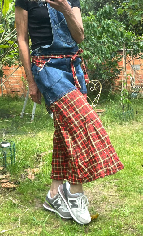 Robe salopette Denim et carreaux. longue, denim, volantée, original