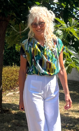 Top Callisto viscose imprimé Bouteilles, fluide, col bénitier, sans manche