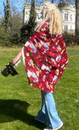 Coupon. Fleurs impressionnistes rouge. Textile, couture