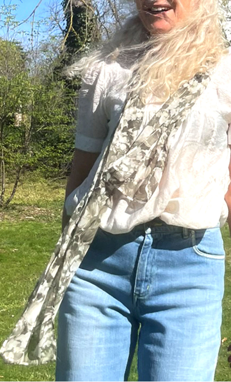 Etole. Impressionniste kaki, foulard imprimé élégant