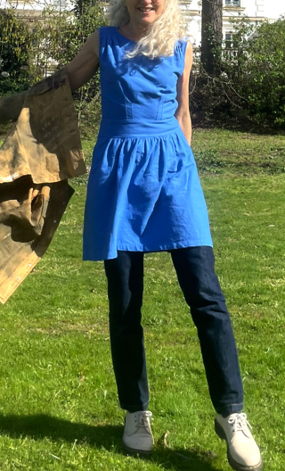 Robe blousante. Cup cakes bleu. Encolure ronde, sans manche, courte