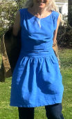 Robe blousante. Cup cakes bleu. Encolure ronde, sans manche, courte