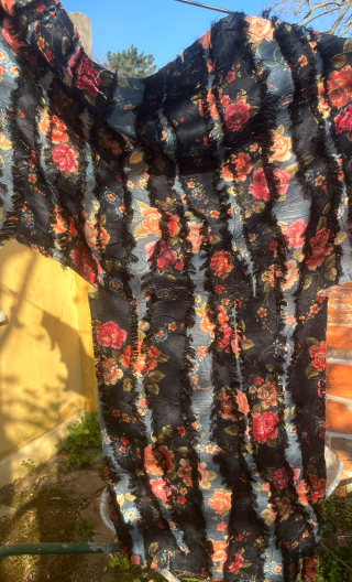 Coupon. Reine de Sabaa. Noir, imprimé fleurs. Couture, textile