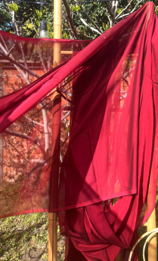 Coupon. Voile changeant rouge. Polyester. Tissu, couture