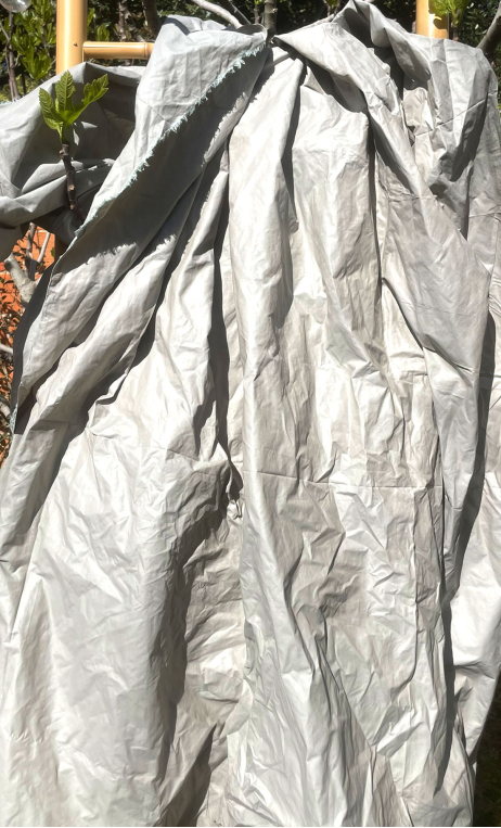 Coupon. Taffetas gris perle. Tissu mémoire de forme, couture