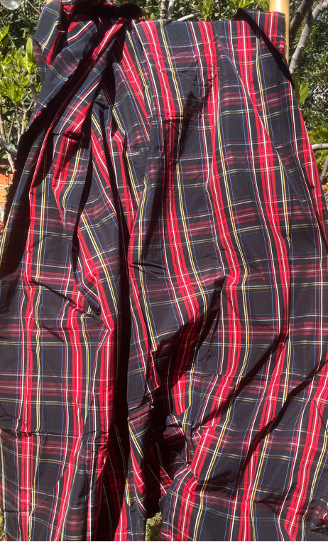Coupon. Taffetas écossais. Polyester noir et rouge. Tissu couture