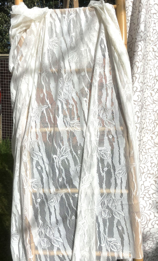 Coupon. Dentelle. Guirlande florale écrue. Jersey, couture