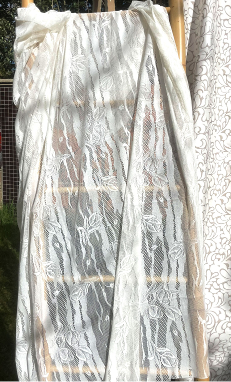 Coupon. Dentelle. Guirlande florale écrue. Jersey, couture