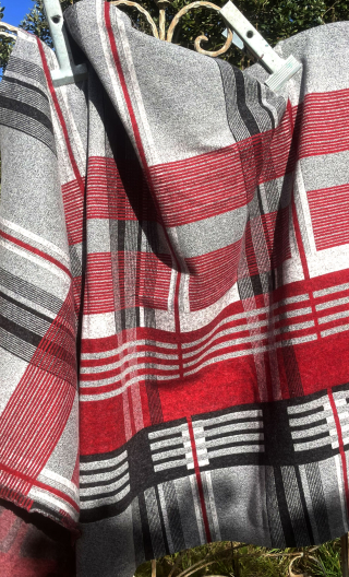 Coupon. Carreaux gris noir rouge. Tissu. Couture