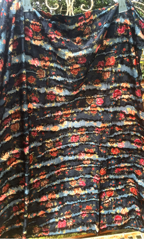 Coupon. Reine de Sabaa. Noir, imprimé fleurs. Couture, textile