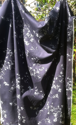 Coupon le mètre. Guirlande fleurs gris bleuté