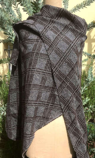 Coupon. Laine losanges. Tissu gris flocké marron. Couture