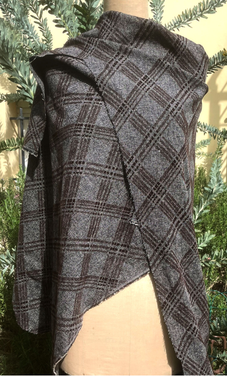 Coupon. Laine losanges. Tissu gris flocké marron. Couture