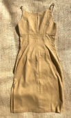 Robe. La Féline. Daim. Bretelles, faux daim beige, ajustée. Taille 34