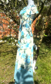 Robe La Vie rêvée des anges. Voile transparent imprimé fleurs bleues