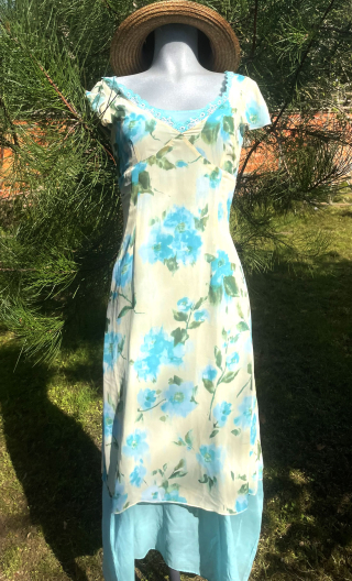 Robe La Vie rêvée des anges. Voile transparent imprimé fleurs bleues