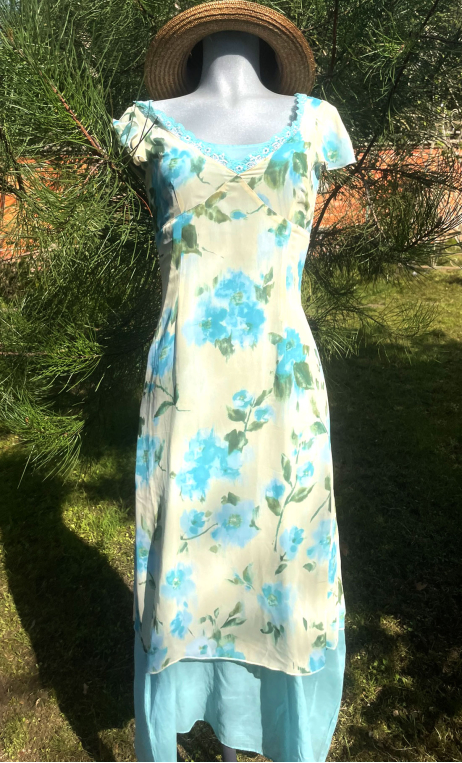 Robe La Vie rêvée des anges. Voile transparent imprimé fleurs bleues