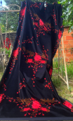 Coupon. Velours Stendhal. Noir imprimé fleurs rouge. Couture - 4