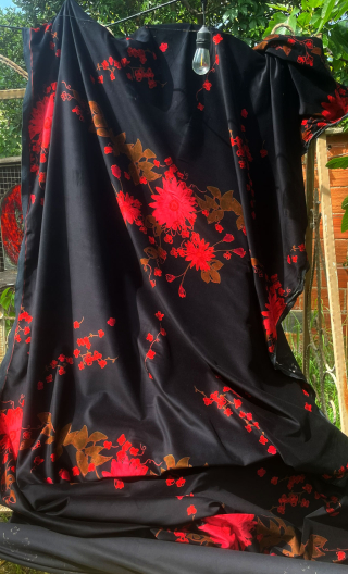 Coupon. Velours Stendhal. Noir imprimé fleurs rouge. Couture - 1