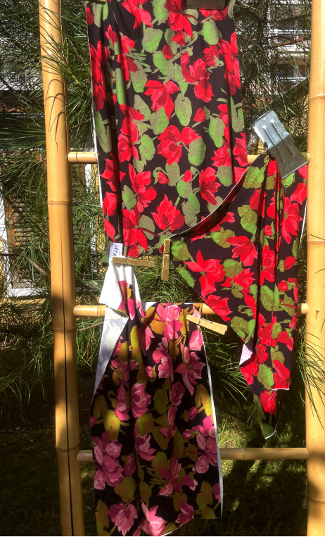 Swatch.  Trilogie jersey fleurs fond noir - 1