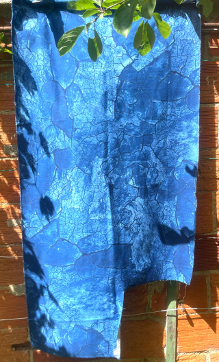 Chute de production. Terre craquelée bleu