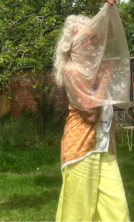 Coupon. Tulle champagne. Fleur flockée - 1
