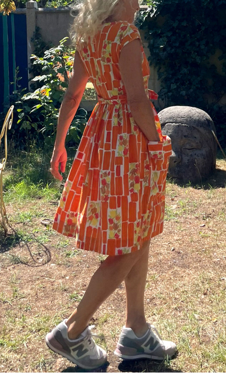 Robe plissée orange et poche. Collection privée - 2