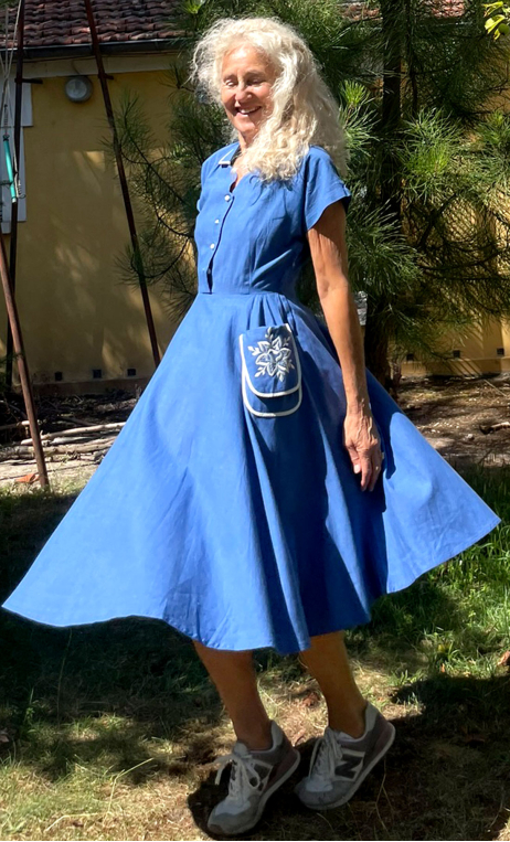 Robe bleu brodée blanc. Collection privée - 2