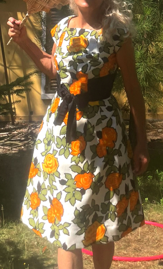 Robe Roses jaune et ceinture noire. Collection privée - 1