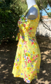 a a Robe fleurie jaune. Collection privée - 9