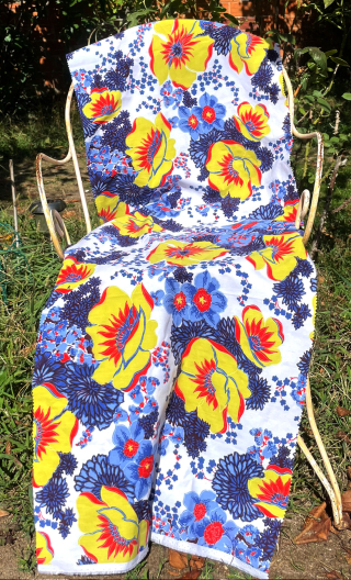 a aa Tirelle fleurs naïves sur chaise - 1