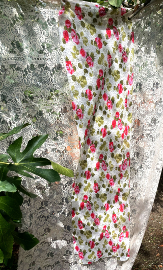 Tirelle. Dentelle fleurie rose et vert - 1