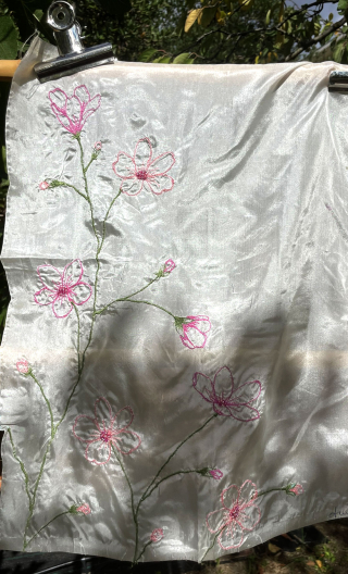 Délicate tige et pétales roses sur satin blanc. Maquette - 1