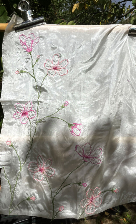 Délicate tige et pétales roses sur satin blanc. Maquette - 1