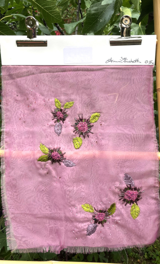 Fleurs qui piquent sur voile rose. Maquette - 1
