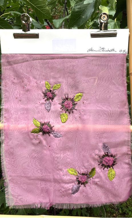 Fleurs qui piquent sur voile rose. Maquette - 1