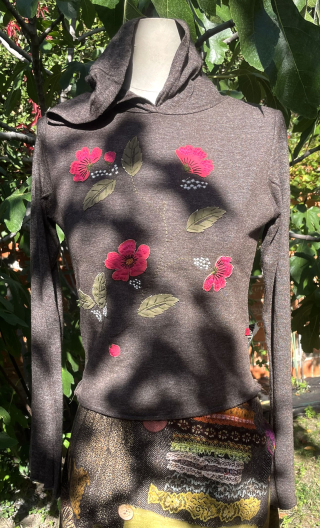 Pull marron capuche et broderie - 3