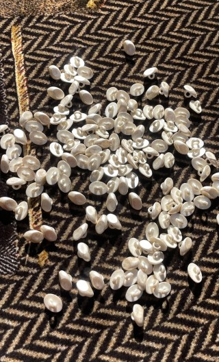 Boutons Grains de café or blanc. Prix par 6 - 1